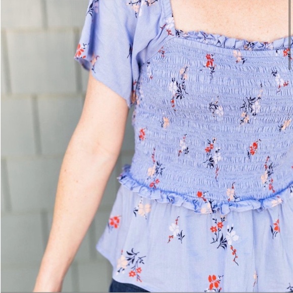Perfect condition blue floral Madewell peplum smocked flutter sleeve top - Picture 2 of 5